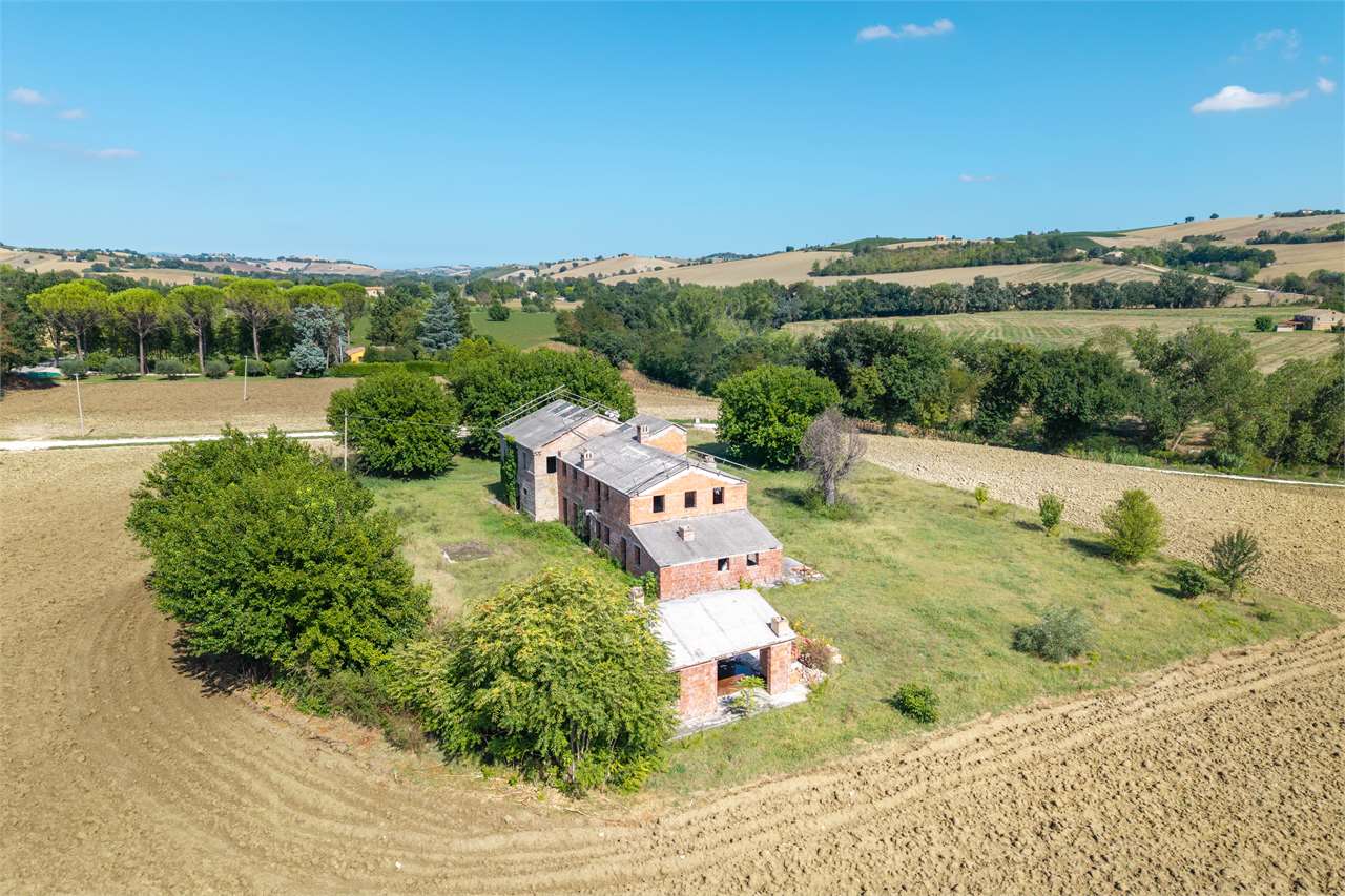 RUSTICO DI AMPIE DIMENSIONI CON DEPANDANCE ADATTO A STRUTTURA RICETTIVA