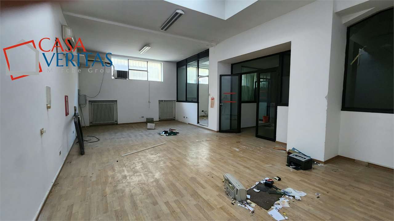 Ampio locale situato in zona centrale